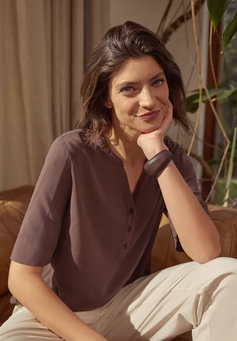 Blouse met korte mouwen en gespleten hals macchiato brown Blouse met korte mouwen en gespleten hals macchiato brown