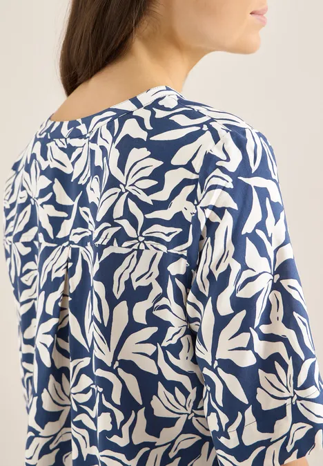 Blouse met gespleten hals en elastische zoom sporty denim blue Blouse met gespleten hals en elastische zoom sporty denim blue