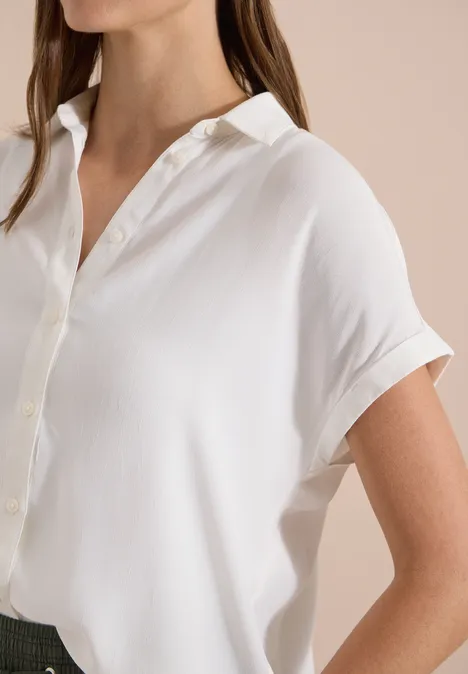 Kurzarm Hemdbluse in Unifarbe vanilla white Weiße, kurzärmlige Bluse mit Knopfleiste aus fließendem Stoff.