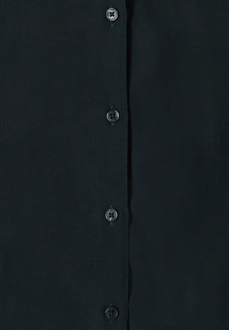 Kurzarm Hemdbluse in Unifarbe palm breeze green Schwarzes Kleidungsstück mit Knopfleiste und schwarzen Knöpfen auf dunklem Stoff.