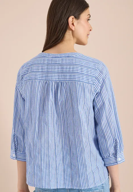 Blauwe blouse met witte strepen, losse pasvorm en driekwartmouwen.