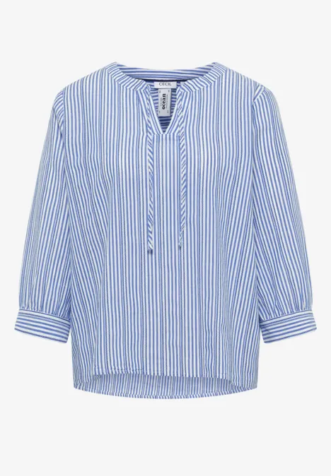 Lichte blouse met blauw-witte strepen, driekwartmouwen en splitnek met lint.
