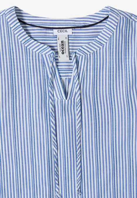 Damesblouse in blauw-witte strepen, V-hals, rechte pasvorm.