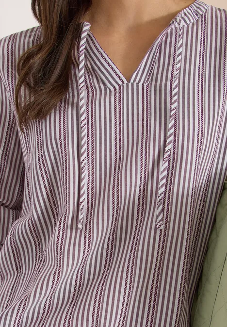 Blouse met rood-witte strepen en V-hals met koordjes.