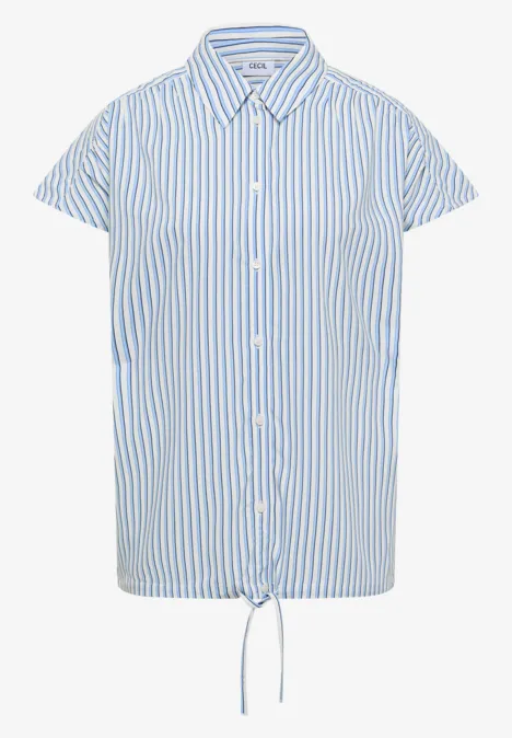Kort mouwige blouse met lichtblauw-witte strepen, knoopsluiting en vooraan gestrikt detail.