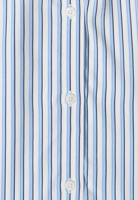 Hemd met witte knopen en verticale grijze en blauwe strepen.