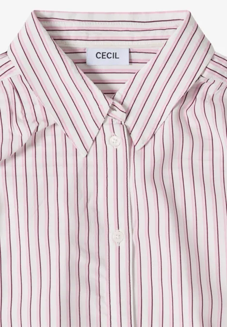 Opgevouwen witte blouse met fijne roze strepen en een puntige kraag.