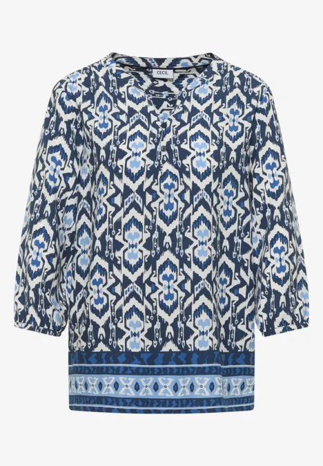 Wijde blouse met blauw-wit geometrisch patroon en 3/4 mouwen.