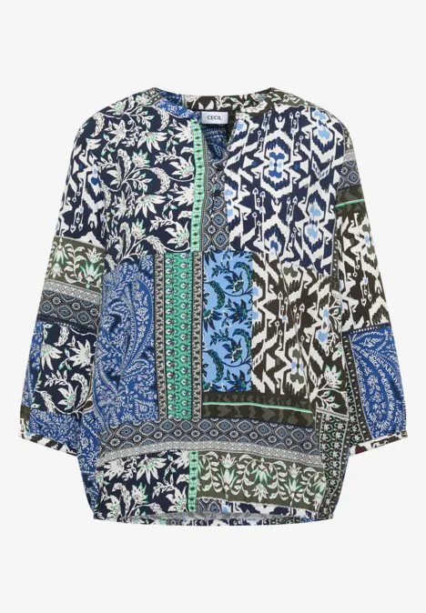 Loszittend tuniekhemd met kleurrijk patchworkmotief in blauw, groen en wit.