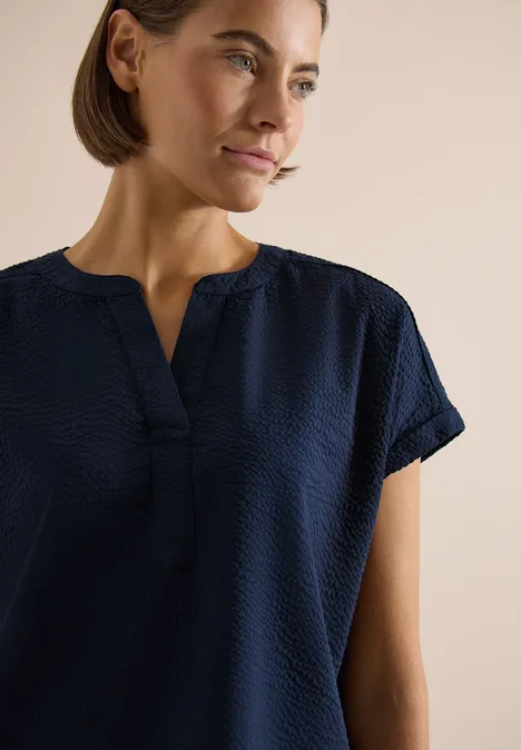 Blouse à épaules tombantes en seersucker universal blue Blouse à épaules tombantes en seersucker universal blue