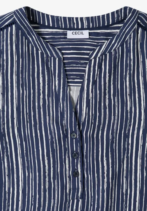 Blauw-wit gestreept shirt met V-hals en knoopsluiting.