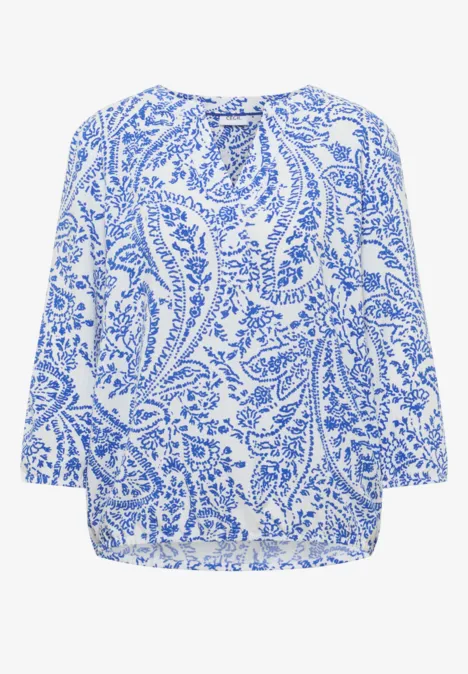 Lockeres weißes Damenoberteil mit blauer Paisley-Musterung und 3/4-Ärmeln.