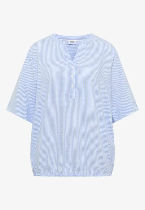 Leichte hellblaue Bluse für Damen mit zarten weißen Punkten, 3-Knopf-V-Ausschnitt, kurzen Ärmeln und elastischem Saum.
