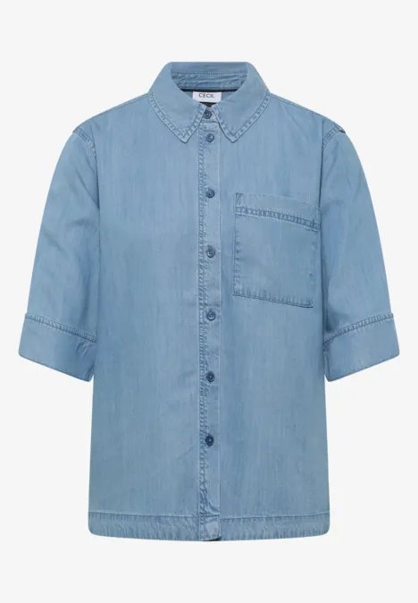 Lichtblauw denim overhemd met korte mouwen, klassieke kraag, knoopsluiting en borstzak.