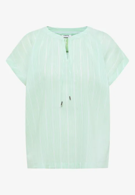 Mintgrüne Bluse mit kurzen Ärmeln, weißen Vertikalstreifen und Bindeband am Rundhalsausschnitt.