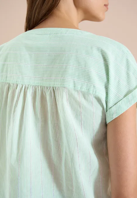 Frauenoberteil in Mintgrün und Weiß gestreift mit kurzen Ärmeln und geraffter Rückenpasse.