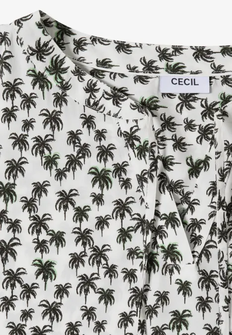 Witte blouse met zwart palmenpatroon en groene accenten.