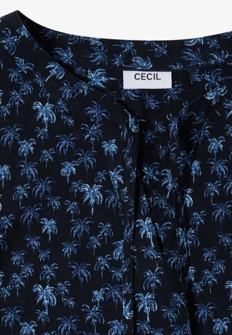 Donkerblauwe damestop met lichtblauw palmbladmotief, strikdetail bij de hals en label CECIL.