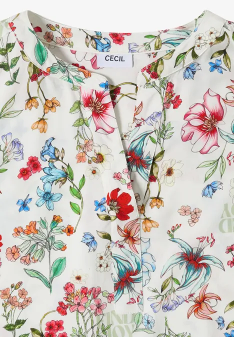 Witte blouse met kleurrijke bloemenprint en subtiele split in de halslijn.
