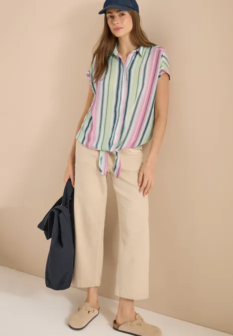 Hemdbluse mit Streifen und Knoten vanilla white Person trägt beige Culottes, bunten gestreiften Kurzarm-Hemd mit Knoten, dazu Tasche und flache Schuhe.