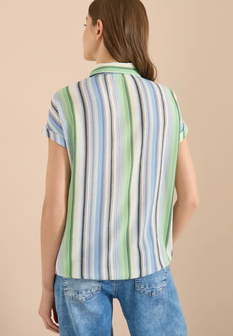Hemdbluse mit Streifen und Knoten light sky blue Frau von hinten trägt kurzärmliges Hemd mit grünen, blauen und weißen Streifen und Jeanshose.