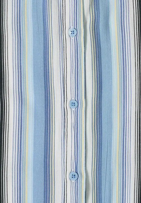 Hemdbluse mit Streifen und Knoten light sky blue Nahe Ansicht eines gestreiften Hemdenvorderteils mit drei blauen Knöpfen.