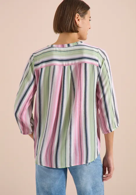 3/4-Arm Bluse mit Multicolor Streifen vanilla white Rückenansicht: Person trägt ein lässiges Hemd mit bunten, senkrechten Streifen und blaue Jeans.
