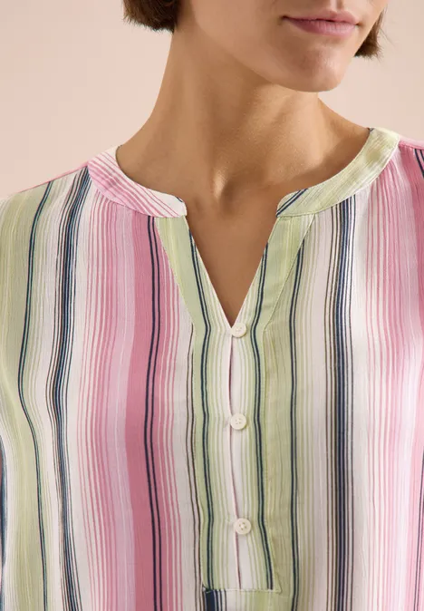 3/4-Arm Bluse mit Multicolor Streifen vanilla white Nahaufnahme einer Person in einer pastellfarben gestreiften Bluse mit vertikaler Knopfleiste am V-Ausschnitt.