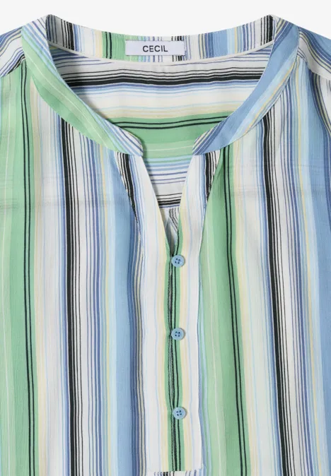 Bluse mit vertikalen Streifen in Grün, Blau und Weiß, mit Knopfleiste und rundem Ausschnitt.
