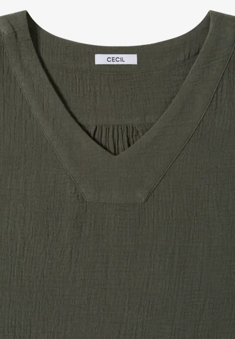 Olivgrünes V-Neck-Shirt aus strukturiertem Stoff mit Label „CECIL“ am Nacken.