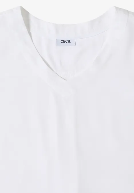 Ein schlichtes weißes V-Shirt mit kurzem Ärmel und CECIL-Label im Nacken.