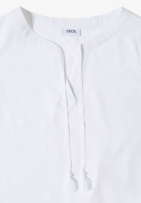 Schlichte weiße Damenbluse mit rundem Ausschnitt und dekorativem Kordelzug am Hals