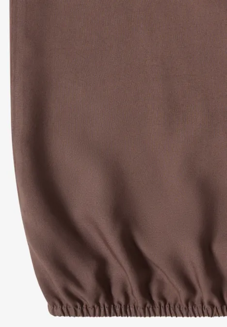 Brauner Stoff mit elastischem Saumbündchen