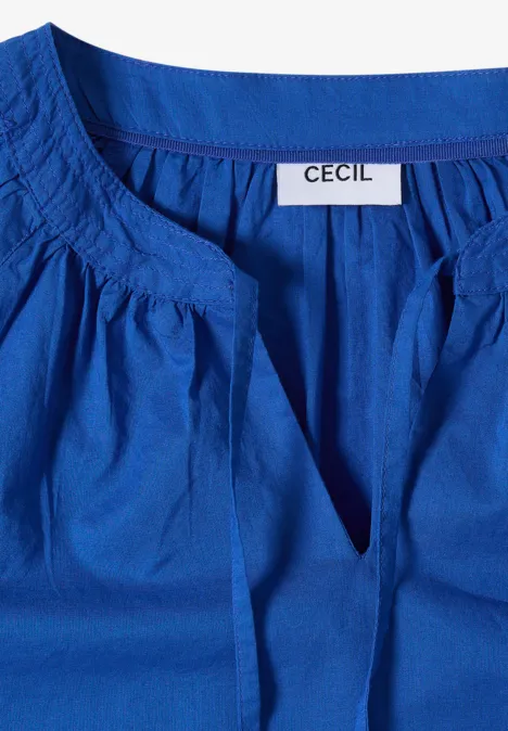 Blauwe damesblouse met geplooide hals en binnenlabel 'CECIL'.