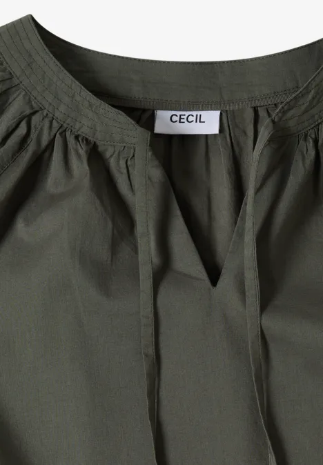Olivefarbenes Blusentop mit Tunnelzugkordel und Falten am V-Ausschnitt, Etikett 'CECIL'.