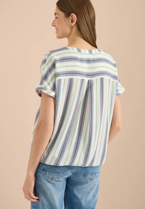 Kurzarm Bluse mit Split Neck und Streifen vanilla white Frau von hinten in gestreifter Kurzarmbluse und Jeans.