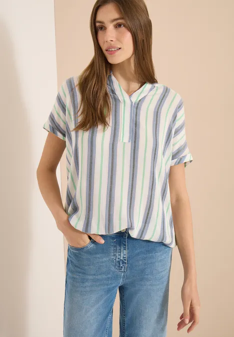 Kurzarm Bluse mit Split Neck und Streifen vanilla white Frau in kurzärmligem, pastellgestreiftem Hemd und blauen Jeans.