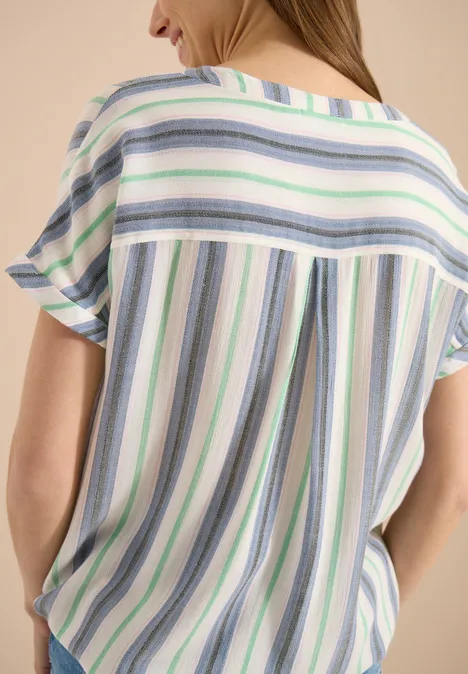 Kurzarm Bluse mit Split Neck und Streifen vanilla white Frau von hinten in lockerem Shirt mit pastellfarbenen Streifen.