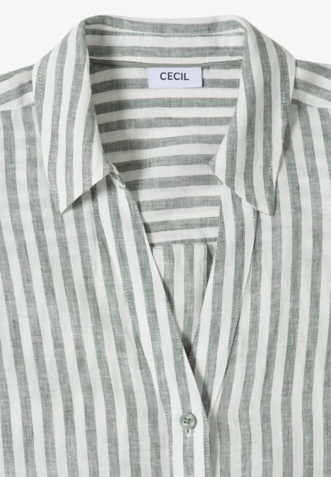 Chemise légère à rayures blanches et grises, col classique et encolure en V.