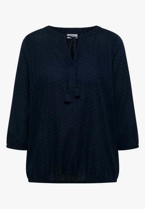 Donkerblauwe damesblouse met fijn opengewerkt patroon, V-hals en driekwartmouwen