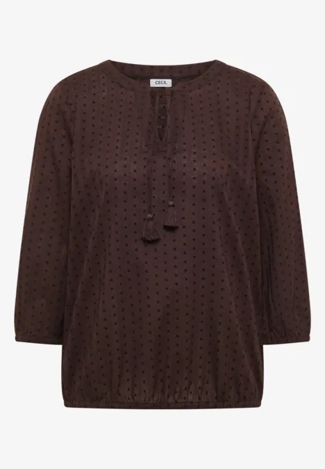 Donkerbruine blouse met fijn opengewerkt patroon, driekwartmouwen en sierbandjes met kwastjes.