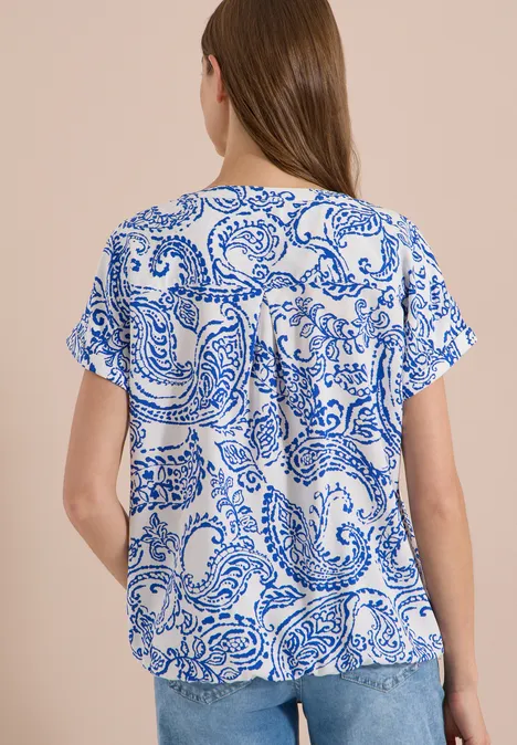 Blouse met split in de hals en print vanilla white Damenbluse mit blauem Paisley-Muster auf weißem Grund, kurzärmelig, locker geschnitten.