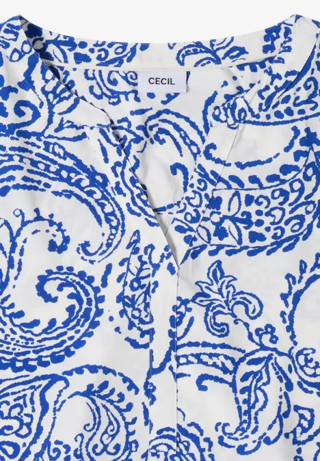 Blouse met split in de hals en print vanilla white Weißes T-Shirt mit blauem Paisley-Muster, kurzärmelig, Markenlabel "CECIL" sichtbar.