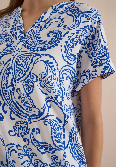 Blouse met split in de hals en print vanilla white Weißes Oberteil mit blauer Paisley-Musterung und kurzem Arm.