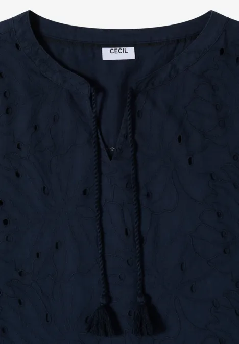 Dunkelblaue Bluse mit feinem Stickmuster und Quasten am V-Ausschnitt.