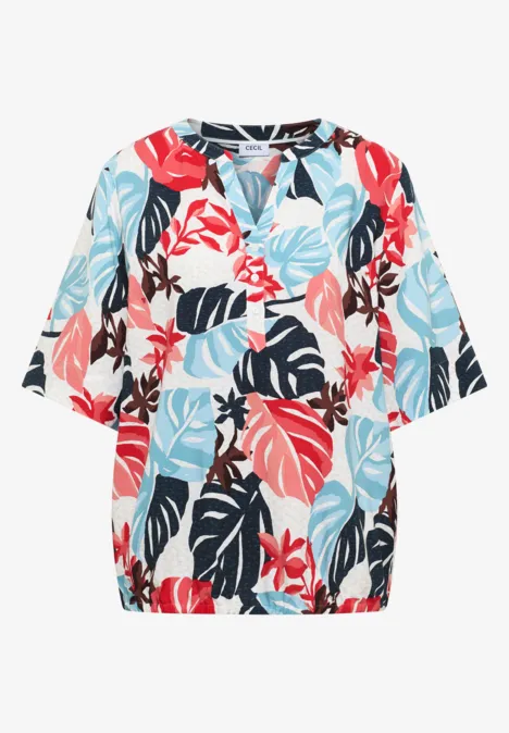 Kurzarm Bluse mit Split Neck light alabaster white Weißes Damenoberteil mit weitem Schnitt und tropischem Blattmuster in Rot, Blau und Schwarz.