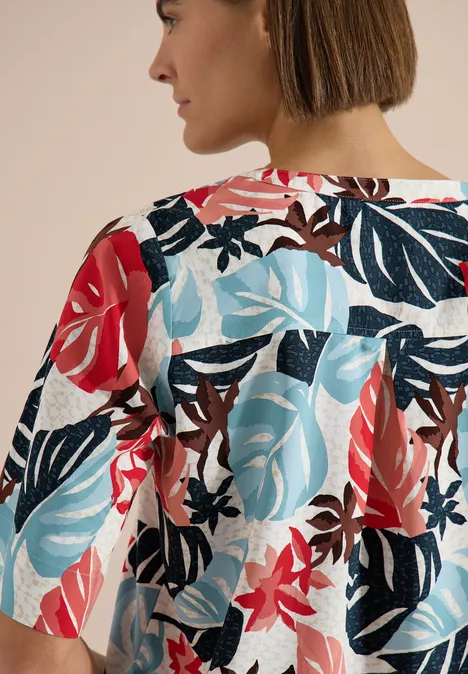 Kurzarm Bluse mit Split Neck light alabaster white Rückansicht einer Person in bunter Bluse mit großem Blattmuster.