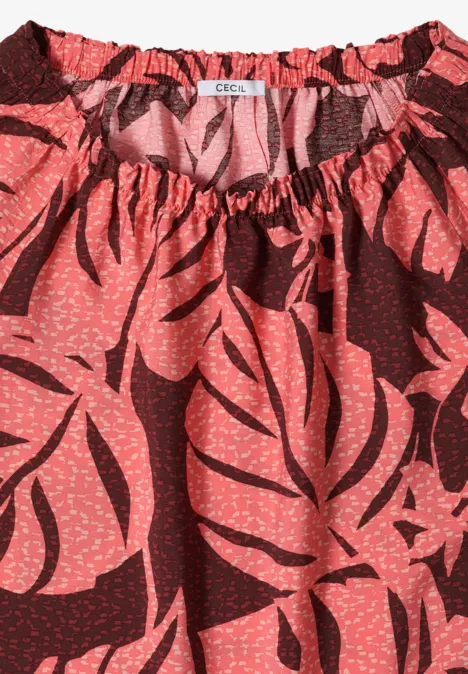 Carmen-Bluse mit Kurzarm und Blätterprint coral Rote Bluse mit elastischem, gerafftem Ausschnitt und tropischem Blattmuster in Dunkelrot und Rosa.