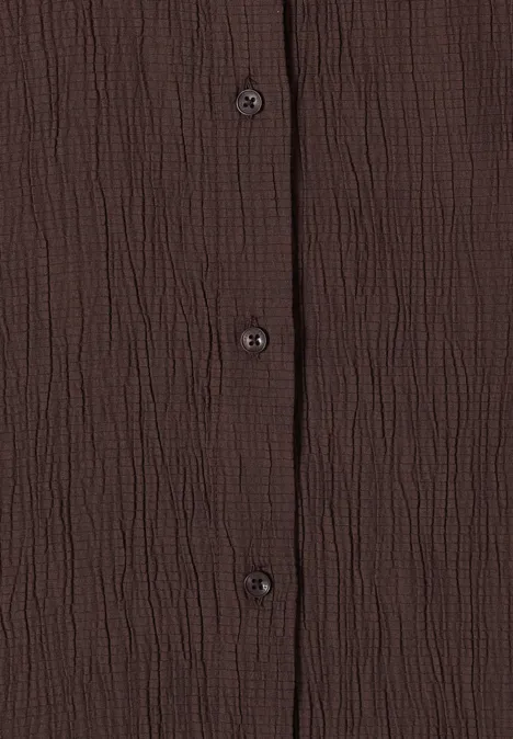 Dropped Shoulder Hemdbluse in Unifarbe brown cacao Vorderseite eines braunen Hemds mit strukturierter, knitteriger Stoffoberfläche und sichtbaren Knöpfen.