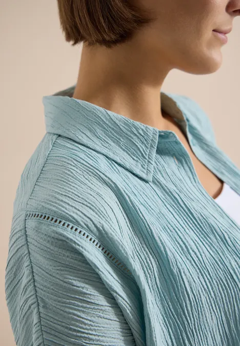 Dropped Shoulder Hemdbluse in Unifarbe crystal mint Frau in hellblau texturierter Bluse mit offenem Kragen, Schulter- und Halsteil sichtbar.